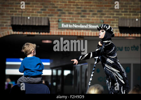 Witham, Essex.  19. September 2015.  Eines der Stalker trifft ein Kind auf dem Witham International Puppet Festival in Essex.  Fotograf: Gordon Scammell/Alamy Live-Nachrichten Stockfoto