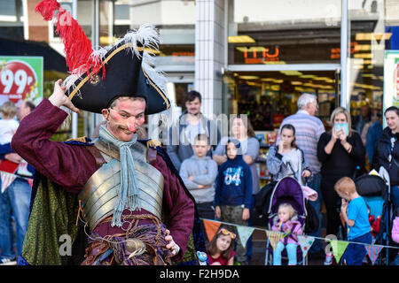 Witham, Essex.  19. September 2015.  Sir Aurelius Jones unterhält die Massen auf dem Witham International Puppet Festival in Essex.  Fotograf: Gordon Scammell/Alamy Live-Nachrichten Stockfoto