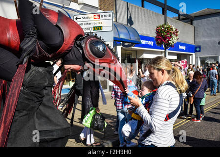 Witham, Essex.  19. September 2015.  Ein Exot Insekt-wie lässt sich ein Baby auf dem Witham International Puppet Festival in Essex gestreichelt zu werden.  Fotograf: Gordon Scammell/Alamy Live-Nachrichten Stockfoto