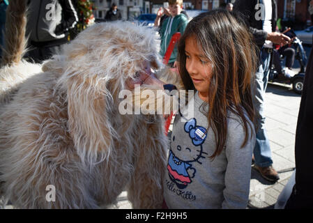 Witham, Essex.  19. September 2015.  Tina, 7 Jahre alt aus Sawbridgeworth eine liebevolle Begegnung mit Ochie hat der Hund auf dem Witham International Puppet Festival in Essex.  Fotograf: Gordon Scammell/Alamy Live-Nachrichten Stockfoto