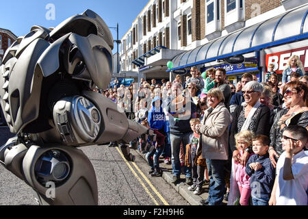 Witham, Essex.  19. September 2015.  Titan der Roboter unterhält großer Andrang beim Witham-International-Puppentheater-Festival in Essex.  Fotograf: Gordon Scammell/Alamy Live-Nachrichten Stockfoto