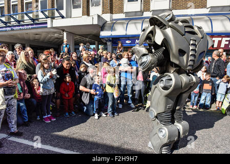 Witham, Essex. 19. September 2015. Titan der Roboter die Massen während des Witham internationale Festival der Marionetten in Essex unterhalten. Fotograf: Gordon Scammell/Alamy leben Nachrichten Stockfoto