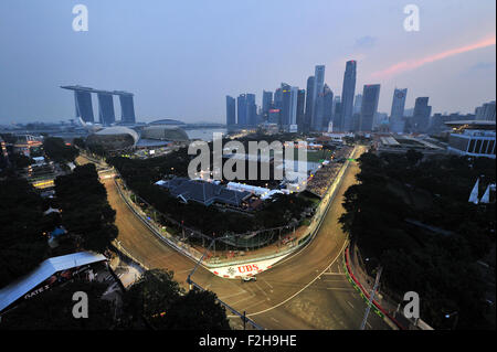 Singapur. 19. Sep, 2015. Foto aufgenommen von Swissotel the Stamford am 19. September 2015 zeigt eine Übersicht über die Marina Bay Street Circuit als Mercedes Formel1-Fahrer Lewis Hamilton im dritten freien Training während F1 Singapur Grand Prix Nachtrennen-Laufwerke. Bildnachweis: Dann Chih Wey/Xinhua/Alamy Live News Stockfoto