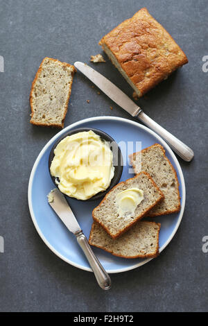 Bananenscheiben auf Teller Brot und butter auf Platte Stockfoto