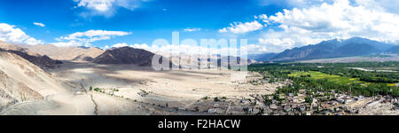 Panoramische Ansicht der Indus Senke von Thikse Gompa in Ladaks, Indien. Indus Fluß ist einer der längsten Flüsse in Asien. Stockfoto