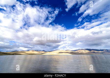 Blick auf Tso Moriri See Küste in Ladakh, Indien. Tso Moriri ist ein See in der ladakhischen Changthang-Plateau. Stockfoto