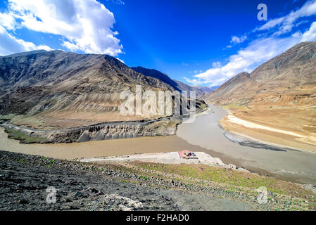 Panoramische Ansicht der Zusammenfluss von Zanskar (von oben) und Indus Flüsse in der Nähe Nimmu Dorf in Ladakh, Indien. Stockfoto