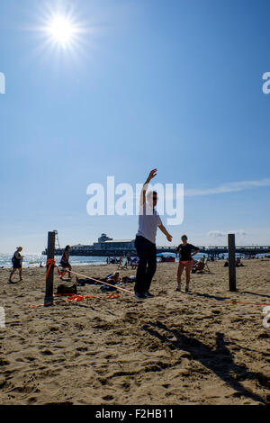 Bournemouth, Dorset, UK. 19. September 2015. Sonniges Wetter in Bournemouth, wo die liberalen Demokraten Herbst 2015 Bundesrepublik Konferenz Konferenz auf politischer Ebene Partysaison auf 19.09.2015 angepfiffen. Balancieren auf einem Drahtseil zu üben. Bildnachweis: Julie Edwards/Alamy Live-Nachrichten Stockfoto