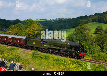 Royal Scot-Dampflokomotive, Nr. 46100 zieht aus Highley Station, neben dem Fluss Severn, während der Severn Valley Railway Herbst Steam Gala. Stockfoto