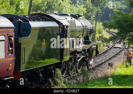 Highley, Shropshire, UK, Samstag, 19. September 2015: Royal Scot Dampflokomotive Nr. 46100 zieht aus Highley Station, während der Severn Valley Railway Herbst Steam Gala, Shropshire. Bildnachweis: John Hayward/Alamy Live-Nachrichten Stockfoto