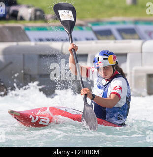 Lea Valley, London, UK. 19. Sep, 2015. ICF Canoe Slalom World Championship. Tag 4. K1 Frauen, Jessica Fuchs (AUS) London 2012 Olympia-Silbermedaillengewinner und amtierende Weltmeister Rennen bis zur Ziellinie im Finale der Frauen K1. Bildnachweis: Aktion Plus Sport/Alamy Live-Nachrichten Stockfoto