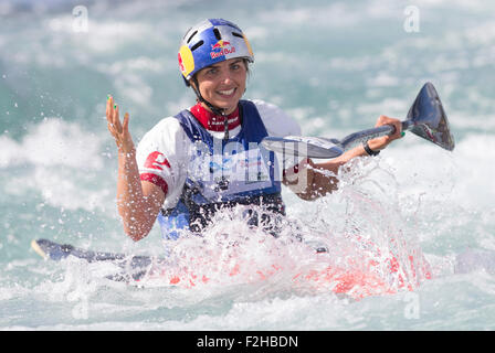 Lea Valley, London, UK. 19. Sep, 2015. ICF Canoe Slalom World Championship. Tag 4. K1 Frauen, Jessica Fuchs (AUS) London 2012 Olympia-Silbermedaillengewinner und amtierende Weltmeister zeigt ihre Enttäuschung nach dem Überqueren der Ziellinie im Finale der Frauen K1 und kam auf dem 4. Platz. Bildnachweis: Aktion Plus Sport/Alamy Live-Nachrichten Stockfoto