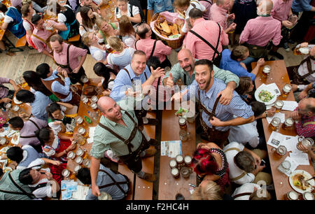 München, Deutschland. 19. Sep, 2015. Besucher posieren mit ihren Bierkrüge auf dem 182. Oktoberfest in München, 19. September 2015. Die weltweit größte Bier-Festival, 4. Oktober 2015 abgeschlossen wird, wird voraussichtlich rund 6 Millionen Besucher aus aller Welt in diesem Jahr gewinnen. Foto: SVEN HOPPE/Dpa/Alamy Live News Stockfoto