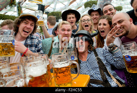 München, Deutschland. 19. Sep, 2015. Besucher posieren mit ihren Bierkrüge auf dem 182. Oktoberfest in München, 19. September 2015. Die weltweit größte Bier-Festival, 4. Oktober 2015 abgeschlossen wird, wird voraussichtlich rund 6 Millionen Besucher aus aller Welt in diesem Jahr gewinnen. Foto: SVEN HOPPE/Dpa/Alamy Live News Stockfoto