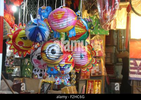 Hanoi. 19. Sep, 2015. Foto aufgenommen am 19. September 2015 zeigt verschiedene Laternen zum Verkauf in Hanoi, Vietnam. Menschen in Vietnam kaufen alle Arten von Laternen, die kommende Mid-Autumn Festival zu feiern. © Le Yanna/Xinhua/Alamy Live-Nachrichten Stockfoto