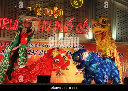 Hanoi. 19. Sep, 2015. Foto aufgenommen am 19. September 2015 zeigt Löwen tanzen in Hanoi, Vietnam. Die Menschen in Vietnam kaufen alle Arten von Laternen und führen Sie Löwen tanzen um das kommende Mid-Autumn Festival zu feiern. © Le Yanna/Xinhua/Alamy Live-Nachrichten Stockfoto