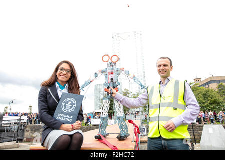 Clarendon Dock, Belfast, UK.19th September 2015. Danny McPolin (R) und Fortuna Burke (L) von Guinness World Records haben bestätigt, dass die große Brücke zu bauen – eine Brücke, die über fast 100 Fuß über Belfast Clarendon Dock – die weltweit größte Meccano Struktur. Die Brücke wurde von Meccano neue Meccanoid GS15 KS Robot offiziell eröffnet! Professor Trevor Whittaker FReng, FICE, Bremsen, Ceng Leiter der Schule an der Queens University School Planung, Architektur und Bauingenieurwesen. Bildnachweis: Bonzo/Alamy Live-Nachrichten Stockfoto