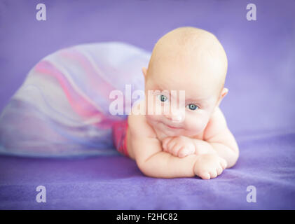 Foto-schönes kleine Mädchen von drei Monaten Stockfoto