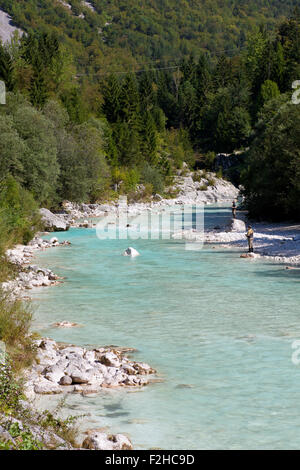 Foto eines Fischers im Fluss Soca, Slowenien Stockfoto