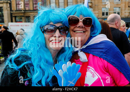 Glasgow, Schottland. 19. September 2015.  Rund 1500 Demonstranten besuchte eine Kundgebung in George Square, Glasgow, Schottland zur Unterstützung der Unabhängigkeit für Schottland und die Kampagne "Ja" ein Jahr nach dem Referendum, das eine Mehrheit von 55 % für "Nein" geführt. Die Demonstration wurde von Tommy Sheridan, ein Ex-MSP, gerichtet, die ein Anhänger einer dezentralen Schottland und Anführer der politischen Gruppe "Hoffnung über die Freiheit" ist. Bildnachweis: Findlay/Alamy Live-Nachrichten Stockfoto