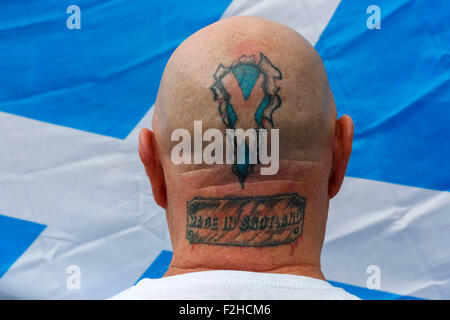 Glasgow, Schottland. 19. September 2015.  Rund 1500 Demonstranten besuchte eine Kundgebung in George Square, Glasgow, Schottland zur Unterstützung der Unabhängigkeit für Schottland und die Kampagne "Ja" ein Jahr nach dem Referendum, das eine Mehrheit von 55 % für "Nein" geführt. Die Demonstration wurde von Tommy Sheridan, ein Ex-MSP, gerichtet, die ein Anhänger einer dezentralen Schottland und Anführer der politischen Gruppe "Hoffnung über die Freiheit" ist. Bildnachweis: Findlay/Alamy Live-Nachrichten Stockfoto