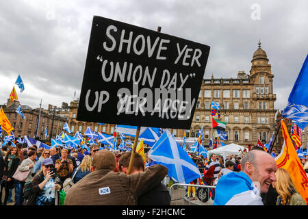 Glasgow, Schottland. 19. September 2015.  Rund 1500 Demonstranten besuchte eine Kundgebung in George Square, Glasgow, Schottland zur Unterstützung der Unabhängigkeit für Schottland und die Kampagne "Ja" ein Jahr nach dem Referendum, das eine Mehrheit von 55 % für "Nein" geführt. Die Demonstration wurde von Tommy Sheridan, ein Ex-MSP, gerichtet, die ein Anhänger einer dezentralen Schottland und Anführer der politischen Gruppe "Hoffnung über die Freiheit" ist. Bildnachweis: Findlay/Alamy Live-Nachrichten Stockfoto