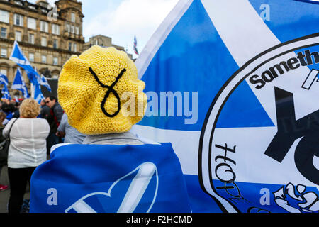 Glasgow, Schottland. 19. September 2015.  Rund 1500 Demonstranten besuchte eine Kundgebung in George Square, Glasgow, Schottland zur Unterstützung der Unabhängigkeit für Schottland und die Kampagne "Ja" ein Jahr nach dem Referendum, das eine Mehrheit von 55 % für "Nein" geführt. Die Demonstration wurde von Tommy Sheridan, ein Ex-MSP, gerichtet, die ein Anhänger einer dezentralen Schottland und Anführer der politischen Gruppe "Hoffnung über die Freiheit" ist. Bildnachweis: Findlay/Alamy Live-Nachrichten Stockfoto