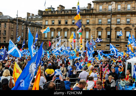 Glasgow, Schottland. 19. September 2015.  Rund 1500 Demonstranten besuchte eine Kundgebung in George Square, Glasgow, Schottland zur Unterstützung der Unabhängigkeit für Schottland und die Kampagne "Ja" ein Jahr nach dem Referendum, das eine Mehrheit von 55 % für "Nein" geführt. Die Demonstration wurde von Tommy Sheridan, ein Ex-MSP, gerichtet, die ein Anhänger einer dezentralen Schottland und Anführer der politischen Gruppe "Hoffnung über die Freiheit" ist. Bildnachweis: Findlay/Alamy Live-Nachrichten Stockfoto