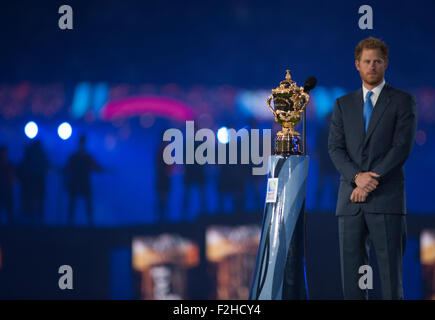 Twickenham Stadium, London, UK. 18. September 2015. Die feierliche Eröffnung des Rugby World Cup 2015 findet vor einem ausverkauftem von mehr als 80.000. Prinz Harry steht hinter der Webb Ellis Cup. Bildnachweis: Malcolm Park Leitartikel/Alamy Live-Nachrichten Stockfoto