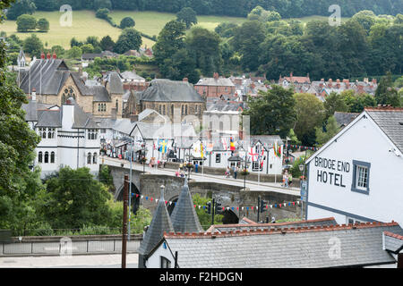 Menschen, die über die Brücke in der Stadt von Llangollen, wie gesehen von einer erhöhten Position, UK Stockfoto