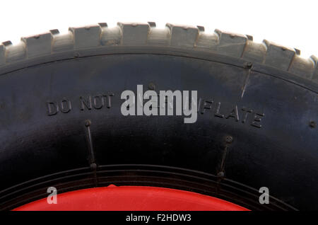 "Nicht zu stark aufblasen" Kennzeichnung auf der Seitenwand des Reifens Schubkarre Stockfoto