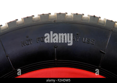 "Nicht für Autobahn" Kennzeichnung auf der Seitenwand des Reifens Schubkarre Stockfoto