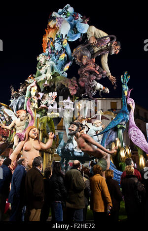 Las Fallas Festival, Valencia, Spanien, strahlt eine große Ninot Figur gegen den Nachthimmel. Stockfoto