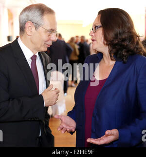 Michael Vassiliadis (L), Vorsitzender des "Industriegewerkschaft Bergbau, Chemie, Energie" (IG BCE, beleuchteten Industrie Union für Bergbau, Chemie und Energie-Industrien), im Gespräch mit deutsche Arbeitsminister Andrea Nahles vor dem Festakt zum 125. Jahrestag der in Berlin, Deutschland, 18. September 2015. Foto: Wolfgang Kumm/dpa Stockfoto