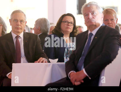 Michael Vassiliadis (L-R), Vorsitzender des "Industriegewerkschaft Bergbau, Chemie, Energie" (IG BCE, Leuchten für den Bergbau, Chemie und Energiewirtschaft Industrie Union), deutsche Arbeitsminister Andrea Nahles, Bundespräsident Joachim Gauck und Reiner Hoffmann, Präsident des Bundes Deutscher Gewerkschaftsbund DGB, besuchen den Festakt zum 125. Jahrestag der Union in Berlin, Deutschland, 18. September 2015. Foto: Wolfgang Kumm/dpa Stockfoto