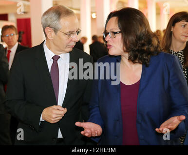 Michael Vassiliadis (L), Vorsitzender des "Industriegewerkschaft Bergbau, Chemie, Energie" (IG BCE, beleuchteten Industrie Union für Bergbau, Chemie und Energie-Industrien), im Gespräch mit deutsche Arbeitsminister Andrea Nahles vor dem Festakt zum 125. Jahrestag der in Berlin, Deutschland, 18. September 2015. Foto: Wolfgang Kumm/dpa Stockfoto