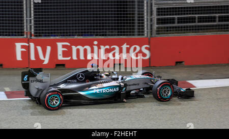 Singapur, Singapur, 19. September 2015. WM-Spitzenreiter Lewis Hamilton (von Großbritannien und Mercedes AMG Petronas F1 Team), konnte nur behaupten Fünfter im qualifying für den 2015 Singapur Grand Prix, ein Nachtrennen auf dem Marina Bay Street Circuit in Singapur, mit einer Zeit von 1:45.300. Dies ist das erste Mal in der Formel-1-Saison 2015, die ein Mercedes nicht Pole Position gesichert hat. Sebastian Vettel (von Deutschland und Scuderia Ferrari) sicherte sich die Pole-Position mit einer Zeit von 1:43.885. Bildnachweis: Clive Jones/Alamy Live-Nachrichten Stockfoto