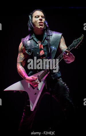 Toronto, Ontario, Kanada. 18. Sep, 2015. US-amerikanische progressive Metalband Queensryche eröffnet die Nacht für die Scorpions im Molson Canadian Amphitheatre in Toronto. Im Bild: Gitarrist PRKER LUNDGREN © Igor Vidyashev/ZUMA Draht/Alamy Live News Stockfoto