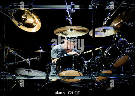 Toronto, Ontario, Kanada. 18. Sep, 2015. US-amerikanische progressive Metalband Queensryche eröffnet die Nacht für die Scorpions im Molson Canadian Amphitheatre in Toronto. Im Bild: Schlagzeuger SCOTT BESPUCKTE © Igor Vidyashev/ZUMA Draht/Alamy Live News Stockfoto