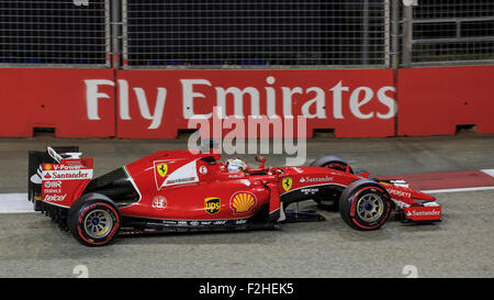 Singapur, Singapur, 19. September 2015. Sebastian Vettel (von Deutschland und Scuderia Ferrari) behauptete Pole Position im qualifying für den 2015 Singapur Grand Prix, ein Nachtrennen auf dem Marina Bay Street Circuit in Singapur, mit einer Zeit von 1:43.885. Dies ist das erste Mal in der Formel-1-Saison 2015, die ein Mercedes nicht Pole Position gesichert hat. WM-Leader Lewis Hamilton (von Großbritannien und Mercedes AMG Petronas F1 Team), wurde mit einer Zeit von 1:45.300. Bildnachweis: Clive Jones/Alamy Live-Nachrichten Stockfoto