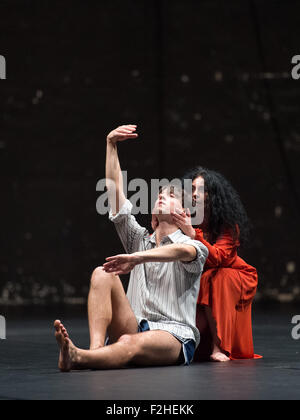 Wuppertal, Deutschland. 17. Sep, 2015. Von Pina Bausch Compagnie Tänzer auf der Bühne während der Generalprobe des Theaterstücks "etwas noch von oben gesehen" an der Oper in Wuppertal, Deutschland, 17. September 2015. Dies ist das erste Mal das Unternehmen seit dem Tod von deutsche Tänzerin und Choreografin Pina Bausch neue Stücke vor sechs Jahren abschneidet. Foto: Marius Becker/Dpa/Alamy Live News Stockfoto