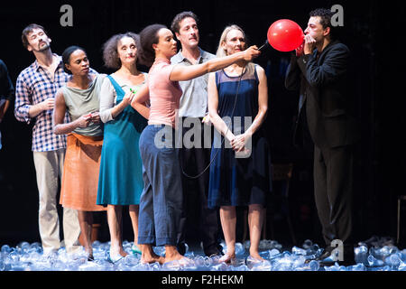 Wuppertal, Deutschland. 17. Sep, 2015. Von Pina Bausch Compagnie Tänzer auf der Bühne während der Generalprobe des Theaterstücks "etwas noch von oben gesehen" an der Oper in Wuppertal, Deutschland, 17. September 2015. Dies ist das erste Mal das Unternehmen seit dem Tod von deutsche Tänzerin und Choreografin Pina Bausch neue Stücke vor sechs Jahren abschneidet. Foto: Marius Becker/Dpa/Alamy Live News Stockfoto