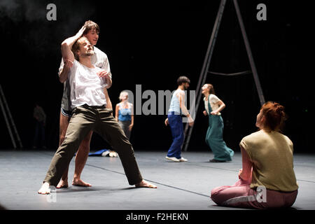 Wuppertal, Deutschland. 17. Sep, 2015. Von Pina Bausch Compagnie Tänzer auf der Bühne während der Generalprobe des Theaterstücks "etwas noch von oben gesehen" an der Oper in Wuppertal, Deutschland, 17. September 2015. Dies ist das erste Mal das Unternehmen seit dem Tod von deutsche Tänzerin und Choreografin Pina Bausch neue Stücke vor sechs Jahren abschneidet. Foto: Marius Becker/Dpa/Alamy Live News Stockfoto