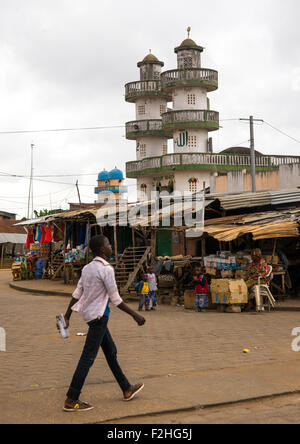 Benin, Westafrika, Porto-Novo, Mann, vorbei an Aararomi Moschee auf der Straße Stockfoto