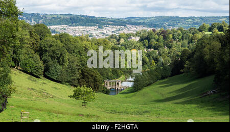 Ein Panoramabild mit Blick auf palladianische Brücke in Prior Park mit der Stadt Bath im Hintergrund Stockfoto