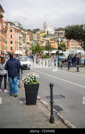 SANTA MARGHERITA LIGURE, Italien - 2. Mai 2015: Unbekannte Leute auf der Straße von Santa Margherita Ligure, Italien. Es ist eine Stadt Stockfoto