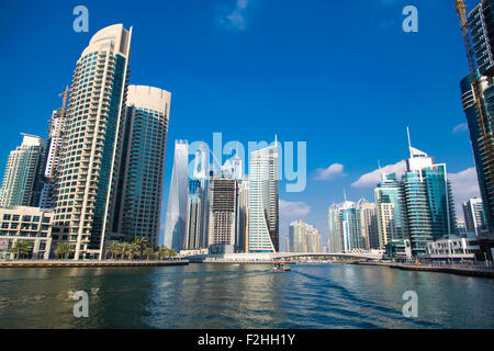 DUBAI, Vereinigte Arabische Emirate - 16. Januar 2014: Blick auf moderne Wolkenkratzer in Dubai Marina in Dubai, VAE. Wenn die gesamte Entwicklung abgeschlossen ist Stockfoto