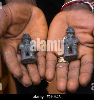 Benin, Westafrika, Bonhicon, Kagbanon Bebe Voodoo Priester zeigt kleine Statuen, die er benutzt geschützt werden, wenn er sein Auto fährt Stockfoto