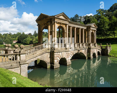 Palladianische Brücke über See in Prior Park Stockfoto