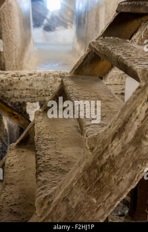 Salzkristallen bedeckt Holzkonstruktionen in den Salzminen Stockfoto